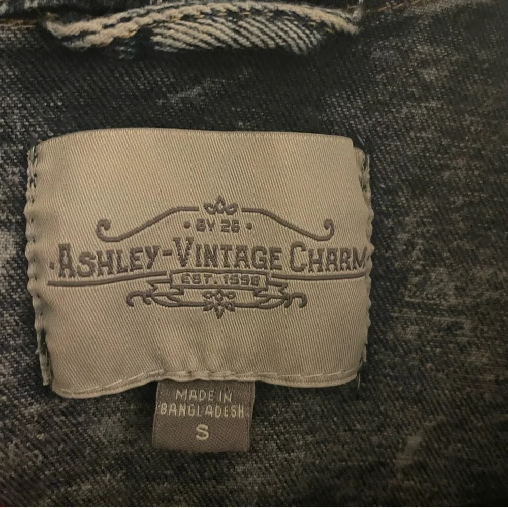 Cropped & Distressed Denim Jacket Size Small - Picture 2 of 3
